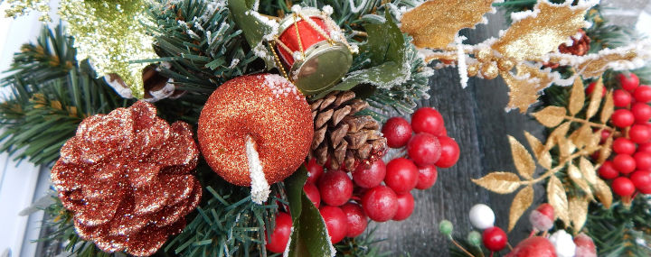 Stechpalme als Weihnachtsdeko: Weihnachtlicher Kranz mit Trommel, Zapfen und Ilex