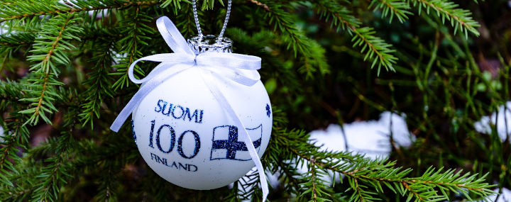 International: Weihnachtsbäume in anderen Ländern - Kugel mit Finnland-Aufdruck