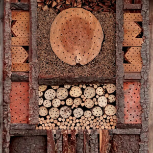 Großes Insektenhotel aus verschiedenen Materialien: Ton, Hartholz, Schilfröhren.