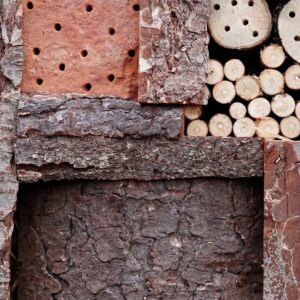 Insektenhotel mit Ton, Holz und Rinden-Füllung.