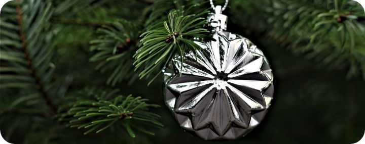 Silberne Weihnachtskugel am Tannenzweig