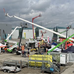 30 Jahre Baumpflegetage: Außenbereich mit Fahrzeugen