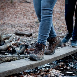 Waldbaden: Beine balancieren auf Balken