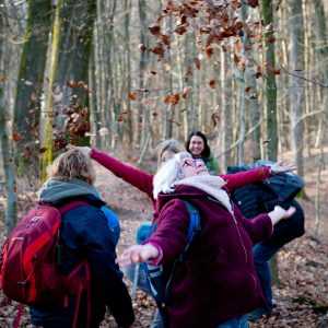 Waldbaden: Tanzende Frau unter Blättern