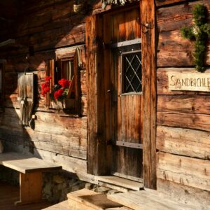 Tür und Fenster eines alten Holzhauses
