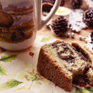 Ein Stück Kastanien-Kuchen neben einer Kaffeetasse.