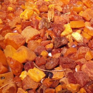Bernstein-Brocken in rot, orange und gelb