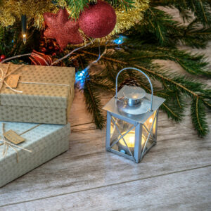 Duftende Fichtenzweige und Geschenke unter dem Weihnachtsbaum