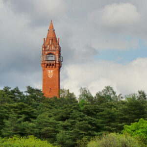 Der Kaiserturm ragt orange-braun in den bewölkten Himmel.