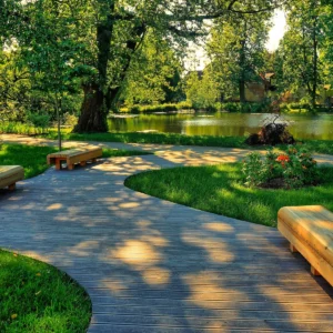 Weg schlängelt sich durch grüne Parkanlage