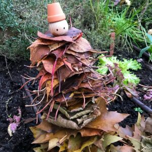 Blättermännchen als Insektenhotel