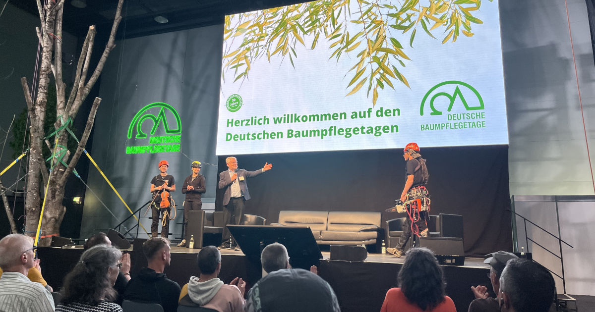 vier Menschen auf der Bühne der Eröffnung Deutsche Baumpflegetage 2026