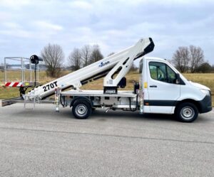 weißer Mercedes als Lkw-Arbeitsbühne